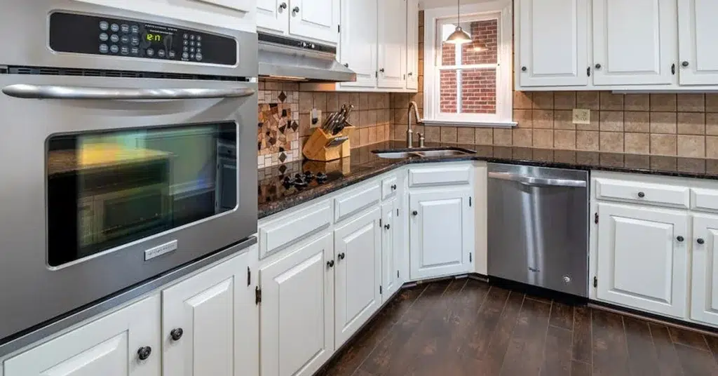 Kitchen Cabinet Refacing Cost in Los Angeles (2026): What Homeowners Should Expect - G&M Home Remodelling