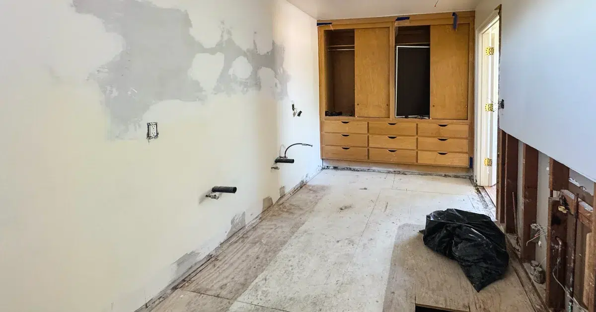 Modern kitchen remodel in Sherman Oaks CA home with white shaker cabinets and quartz countertops by G&M Home Remodeling